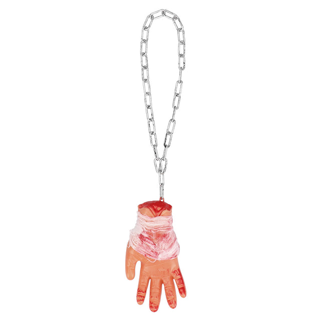Decoratie bloederige hand aan zilverkleurige ketting met bebloed gaasverband om de pols voor Halloween
