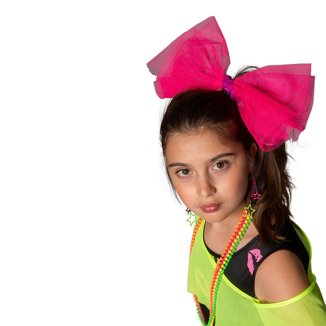 Detail van het 80 jaren jurkje Kiss kinderen met neongele netstof over een zwart lijfje met roze kusjesmond