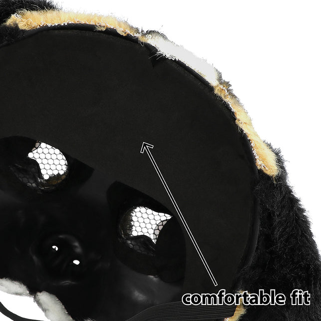 Detail binnenzijde pluchen hondenmasker met gaas in de oogopeningen en zachte pluchen rand