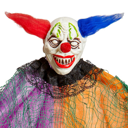 Detail van het clownmasker: bleekwit gezicht, rode neus, brede grijns met puntige tanden en zwarte netkraag