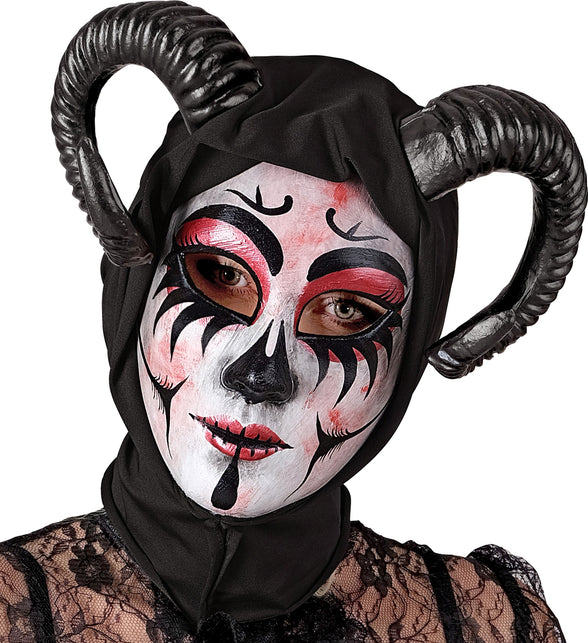Detail van het duivel theatermasker Evi: zwarte druppel onder de rode lippen en geribbelde hoorns