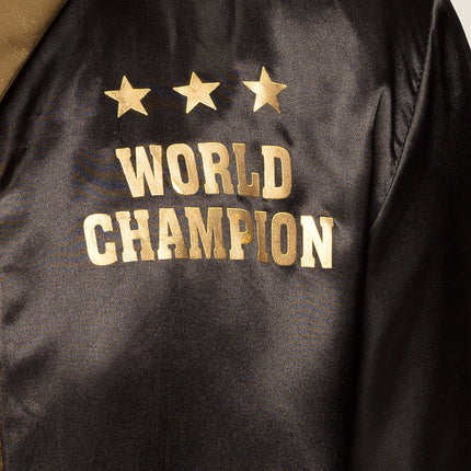 Detail van de gouden opdruk WORLD CHAMPION met drie sterren op de zwarte boksmantel