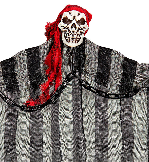 Detail van de skelet piraat: witte schedel met rode hoofddoek en zwarte kettingschakels