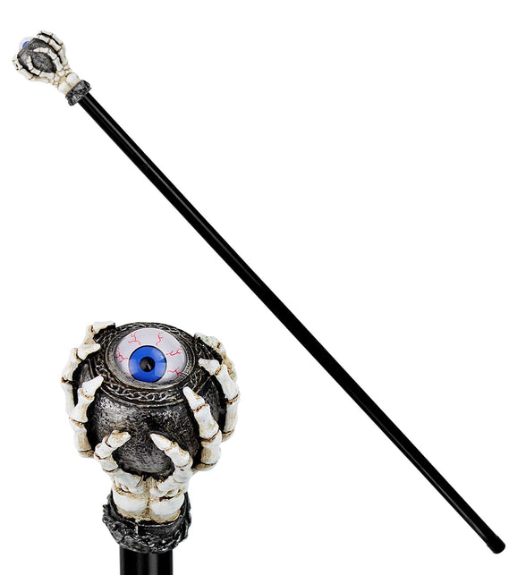Detail van de skelet stok: benige vingers rond een grijze bol met blauw oog en rode adertjes