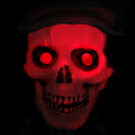 Detail van de skeletkop met rood oplichtende ogen van de geketende gevangene decoratie