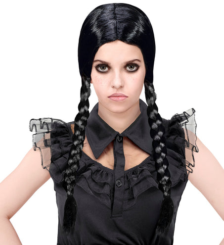 Detail van de strakke middenscheiding en glanzend zwart haar van de schoolmeisjespruik