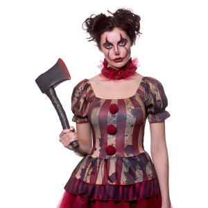 Detail zombie clown kostuum Bente: pofmouwen, drie rode pompons en bloedspatten op het lijfje