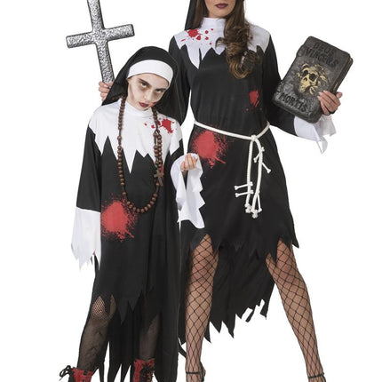 Devil Nun kinderkostuum naast een nonnenoutfit voor dames, ideaal als horrorduo op Halloween