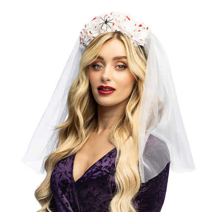 Diadeem Bleeding blossom met witte rozen, bloedspatten en spin, gedragen met sluier over lang blond haar voor Halloween