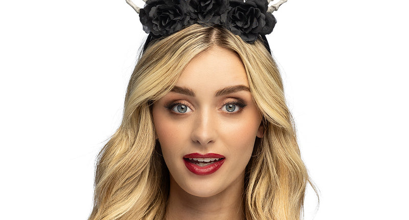 Diadeem Skelly zwart met skelethanden en drie zwarte rozen, gedragen in lang blond haar voor Halloween