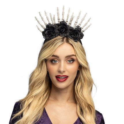 Diadeem Skelly zwart met skelethanden en drie zwarte rozen, gedragen in lang blond haar voor Halloween