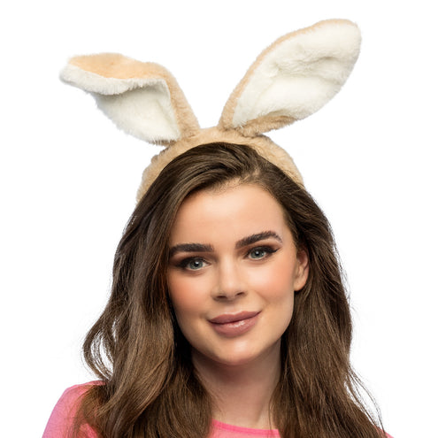 Diadeem Spring bunny konijnenoren in beige pluche met crèmewitte binnenkant, gedragen door een vrouw