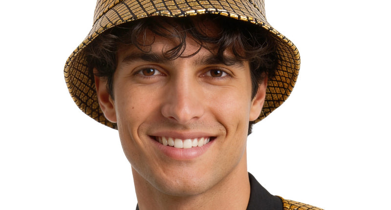 Disco bucket hat goud met holografische blokjes en brede rand, gedragen door een man op een discofeest