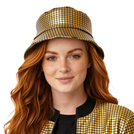 Disco bucket hat goud met spiegelende blokjes op lang rood haar, voor een jaren 70-feest