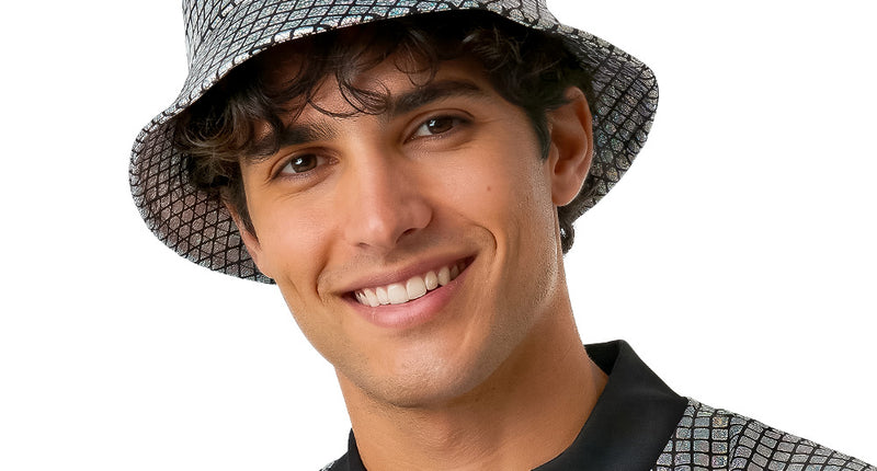 Disco bucket hat zilver met spiegelende blokjesprint op het hoofd, rand schuin omlaag, voor een discofeest