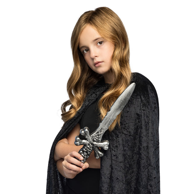 Dolk Bone piercer met gevest van gekruiste botten, door een meisje voor de borst gehouden