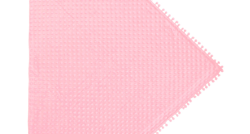 Driehoek sjaal Bubble pastel roze uitgelegd, noppenstof met roze pomponrand langs de zijden