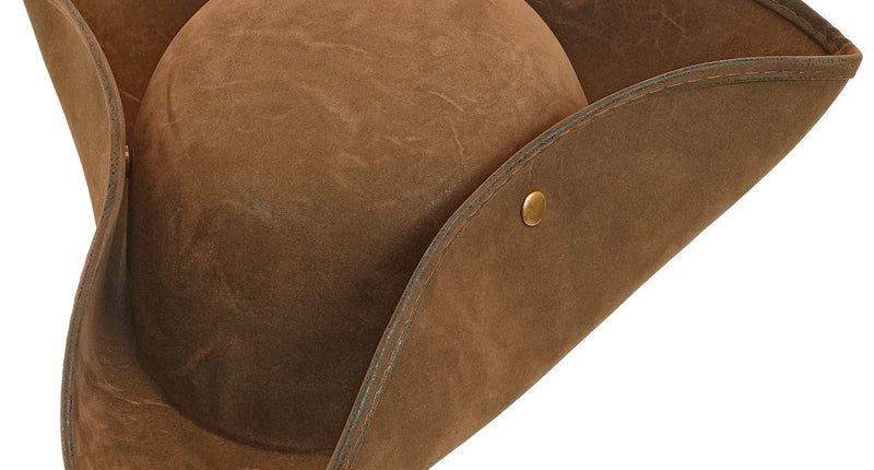 Driekantige hoed vintage suede bruin met opgeslagen randen en gouden nietje, zijaanzicht