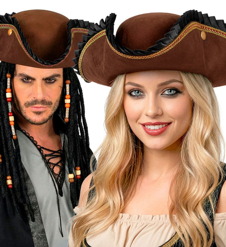 Driekantige piratenhoed bruin gedragen door dame en heer op een verkleedfeest