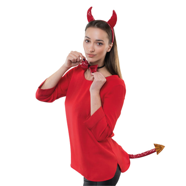 Duivel set in rood gedragen door een vrouw met hoorntjes op de diadeem, strik en staart voor Halloween