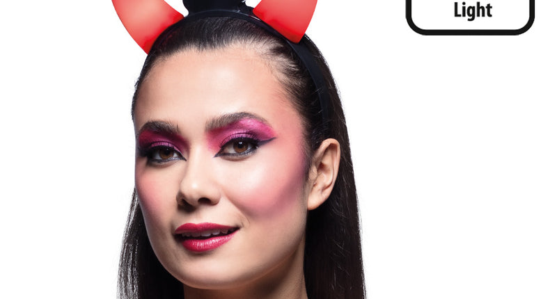 Duivelhoorntjes met verlichting rood op zwarte haarband, gedragen door vrouw met rode make-up voor Halloween