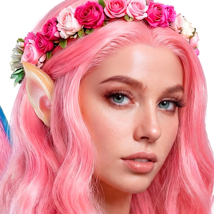 Elf oortje bij roze haar met bloemenkrans, huidkleurige spitse punt boven de haarlijn