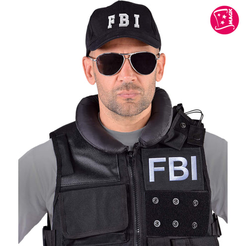 FBI pet zwart met witte FBI-opdruk op het front, gedragen met pilotenzonnebril bij een agentenoutfit