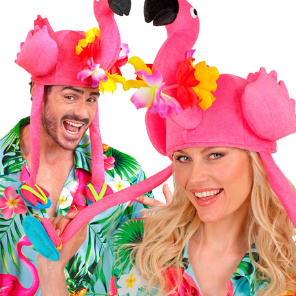 Flamingo hoed hawaii gedragen door dame en heer bij tropische blouse op themafeest