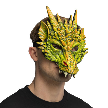 Foam halfmasker draak in groen met oranje stekels, gedragen over ogen en neus met vrije mond