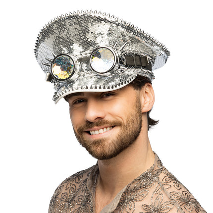 Galactic festivalpet met pailletten en spikes gedragen door een man, partybril boven de klep