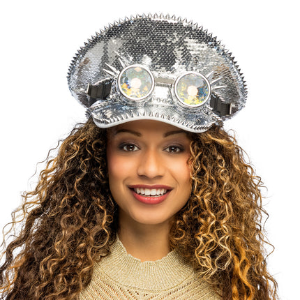 Galactic festivalpet van voren op een vrouw, ronde facetglazen en spikes voor een festival