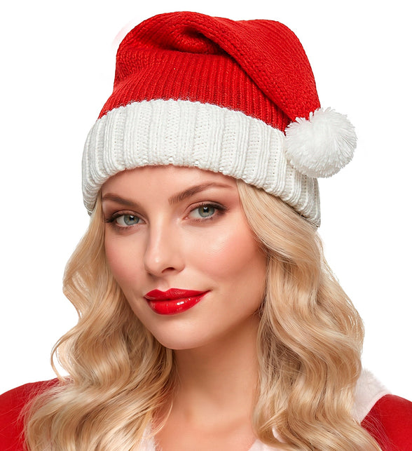 Gebreide kerstmuts op dame, witte boord omgeslagen boven de wenkbrauwen