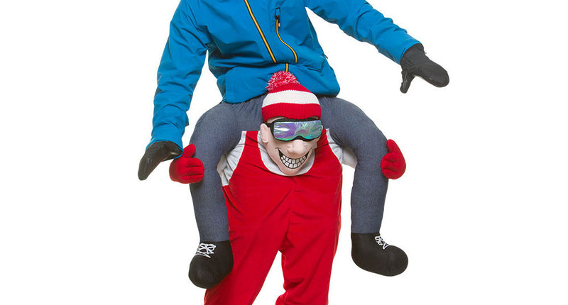 Gedragen door skiër kostuum in rood en wit met skiërpop, gestreepte muts en skibril, voor carnaval