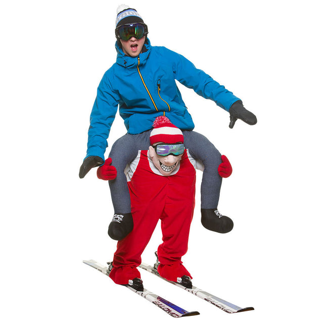 Gedragen door skiër kostuum in rood en wit met skiërpop, gestreepte muts en skibril, voor carnaval