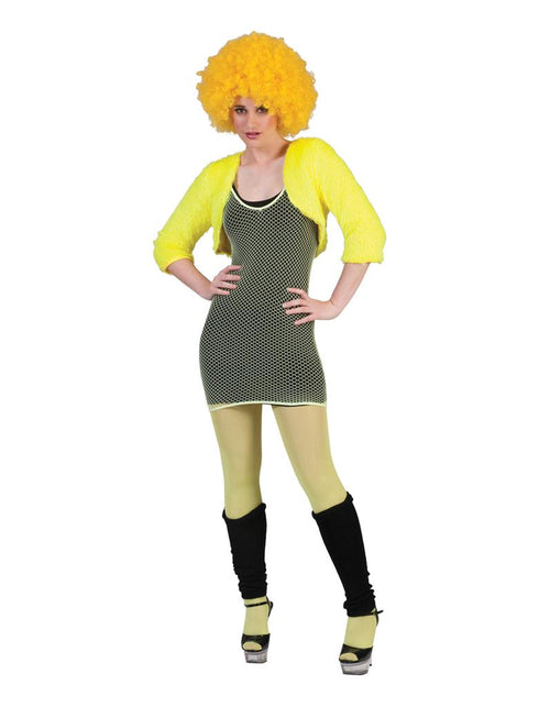 Geel netjurkje gedragen over een zwarte top, met smalle schouderbandjes, voor een jaren 80-feest