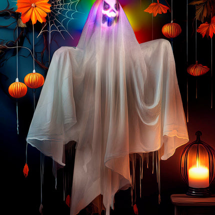 Geest met meerkleurig licht als halloweendecoratie, gezicht gloeit paars onder het witte doek