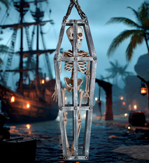 Gekooid skelet hangend in een piratenhaven, skelet met grijnzende schedel achter de spijlen