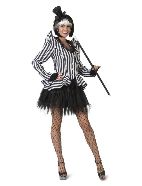Gestreepte carnavalsjas Denise in zwart-wit, vooraanzicht met zwarte kraag en schootje, voor dames tijdens carnaval
