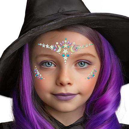 Gezichtsdecoratie heks Milan op het gezicht van een meisje met paarse pruik en punthoed, voor Halloween