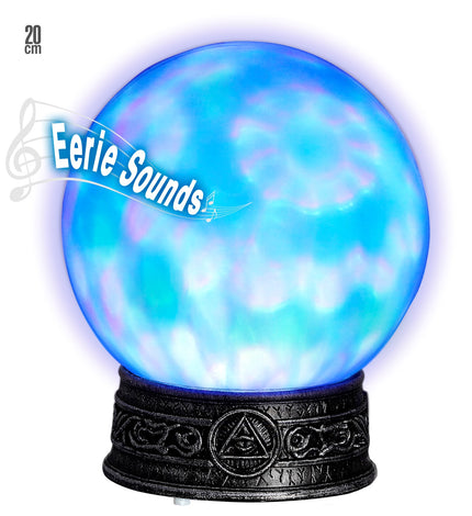 Glazen bol met licht en caleidoscoop, aangezet in blauw en paars licht op zilverkleurige runenvoet voor Halloween
