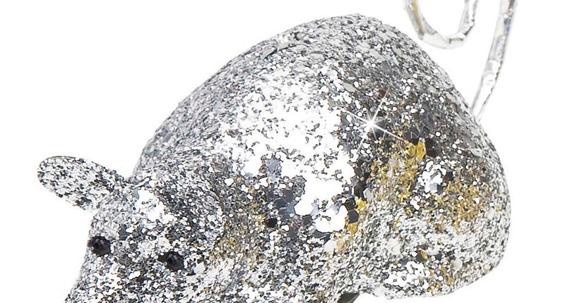 Glitter muis zilver met zwarte oogjes, dunne pootjes en een hoog opgekrulde staart als tafeldecoratie