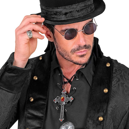 Gothic kruisketting bij zwart hemd, hoge hoed en rond brilletje voor Halloween