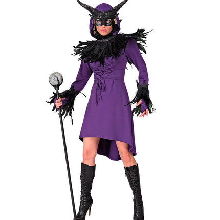 Gotische jurk met kap paars gedragen met zwarte verenkraag en hoornmasker voor Halloween