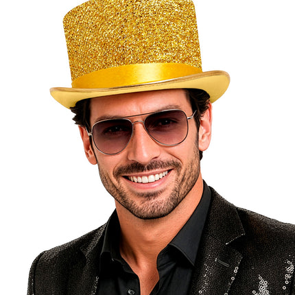 Gouden glitter hoge hoed op het hoofd van een man met glitterjasje voor een gala