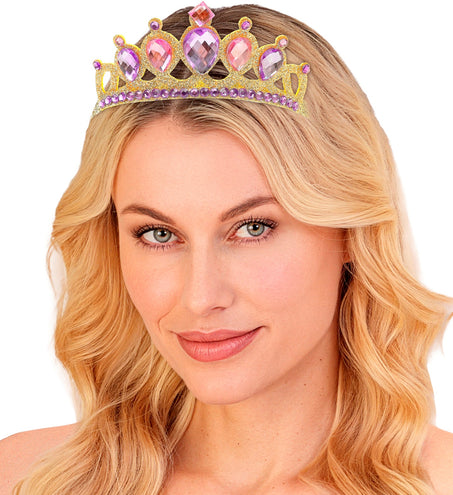 Gouden prinsessen tiara met paarse steenrand gedragen door dame, close-up