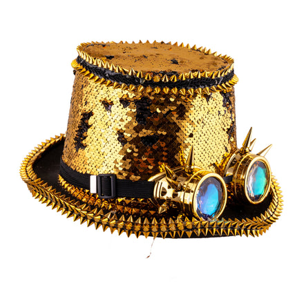 Gouden steampunk hoed van zijkant met zwarte elastische band en gesp op de rand