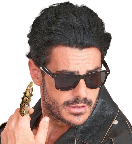 Goudkleurige harnasring aan de vinger van een heer met leren jack, Halloween accessoire