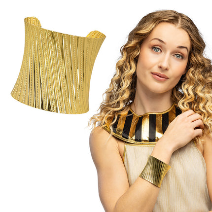 Goudkleurige manchetarmband Aurora met schuine ribbels, los en om de pols gedragen bij een Egyptische look