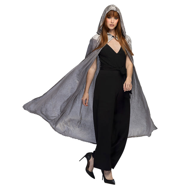 Grijze cape met kap voor dames, wijd uitvallende fluweelachtige stof over zwarte jumpsuit