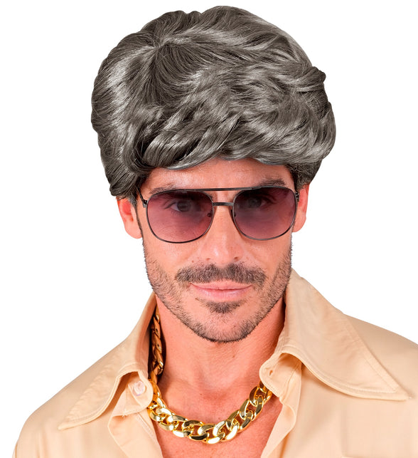 Grijze herenpruik Rick met volume op de kruin, gedragen in een discolook voor een jaren 70-feest